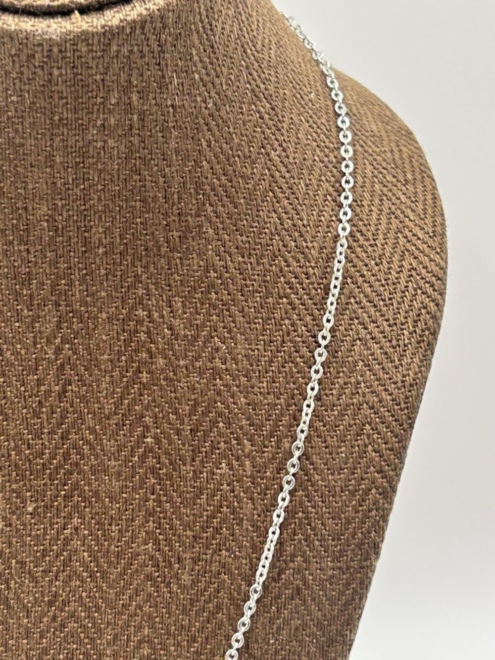 Avon Delicate Vintage Blue Necklace On Silver Tone Chain Faux Pearls Emerald Cut - Picture 6 of 9